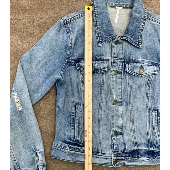 Free People Jacket Womens 6 Denim Trucker Distressed Fitted Cropped Pre-Washed - Picture 5 of 8